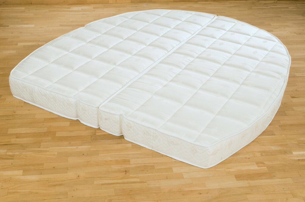 Seychelles latex mattress, made to measure in two parts for a rounded bed