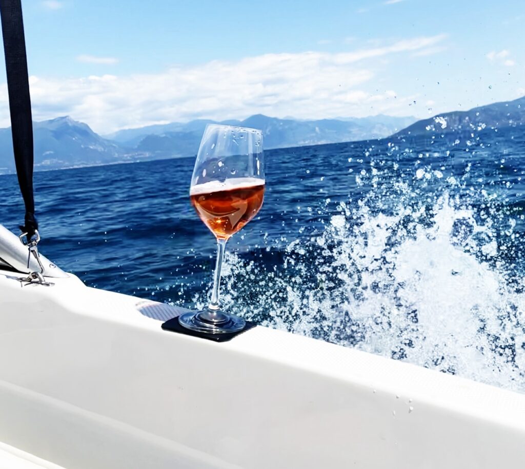 Magnetic glasses – Victoria Yachting