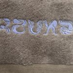 Broderie personnalisée sur serviette, nom du bateau