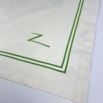 Broderie personnalisée, initiale et liseré