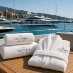 Serviettes de toilette Victoria Yachting, serviettes et peignoir brodés